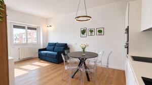 Elegantis Trastevere Family Apartment with Terrace - Near Tram, Train and Bus for the City Centre