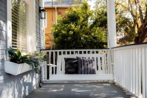 Designer 2BR - Historic Charm Walk to Fun