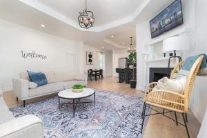 Designer 2BR - Historic Charm Walk to Fun
