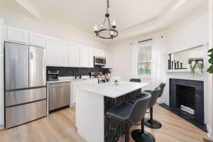 Designer 2BR - Historic Charm Walk to Fun