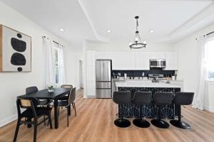Designer 2BR - Historic Charm Walk to Fun