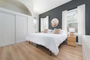 Designer 2BR - Historic Charm Walk to Fun