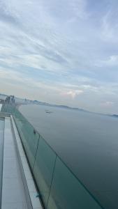 Direct seaview, 2-bed, 59-floor seaview pool