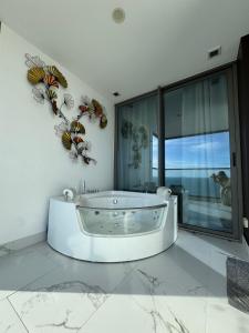Direct seaview, 2-bed, 59-floor seaview pool