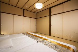 夏様八雲莊 5 minutes from Kyoto Nijo Station,Entire Kyomachiya with courtyard,Sleeps 8,Comfortable option with two bathrooms
