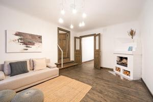 Modern Living in Historic House, Central Spacious Apartment