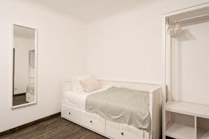 Modern Living in Historic House, Central Spacious Apartment