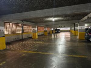 Suite moderna Caracas La Boyera cerca del CMDLT con estacionamiento