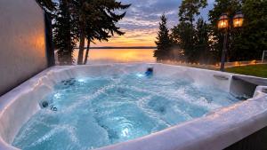 Pigeon Lakefront Escape - Hot Tub Arcade 4BR