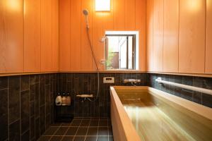 夏様八雲莊 5 minutes from Kyoto Nijo Station,Entire Kyomachiya with courtyard,Sleeps 8,Comfortable option with two bathrooms