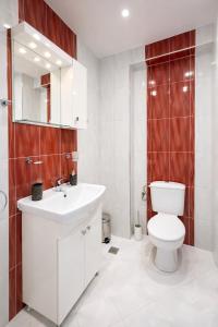 pLOVEdiv Central Apartment & Private Parking - Walk to Old Town and Main Street