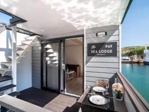 Dreamy houseboat by the sea with terrace and hot tub