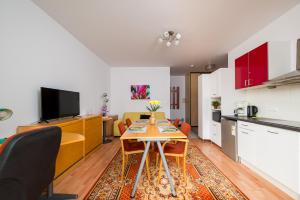 Wola Banderii Homely Apartment by BookingHost
