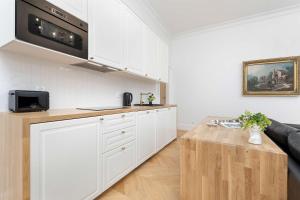 Bright Apartment in the City Centre by Noclegi Renters