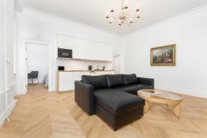 Bright Apartment in the City Centre by Noclegi Renters