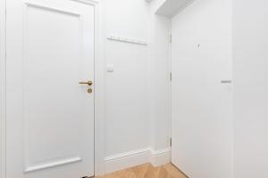 Bright Apartment in the City Centre by Noclegi Renters