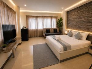 Ree- Riverside hotel