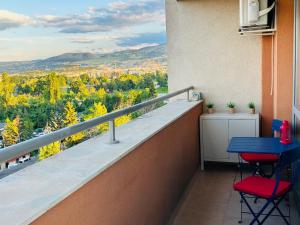2BR 2BA Between UNSS and Sports Academy Sleeps 6