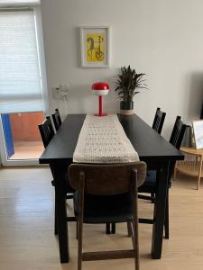 2BR 2BA Between UNSS and Sports Academy Sleeps 6