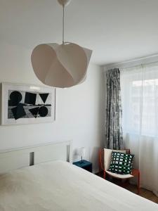 2BR 2BA Between UNSS and Sports Academy Sleeps 6