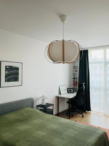 2BR 2BA Between UNSS and Sports Academy Sleeps 6