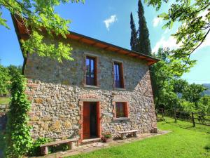 Rustic Holiday Home in Ortignano with Swimming Pool