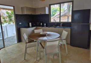 Manna Beach- 2 Bedrooms Beach access Villa