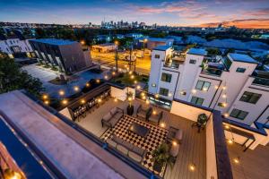 Rooftop Hot Tub City Views Pac-Man Pool Table
