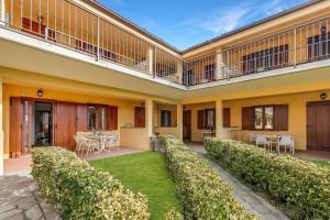 Residence La Perla with Shared Pool