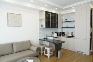 Brand New Condo Stay Central location with King Bed 65 inch TV