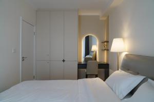 Brand New Condo Stay Central location with King Bed 65 inch TV