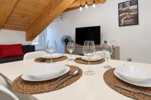 Thiago Home-Elegant Mansarda Santa Giulia Square