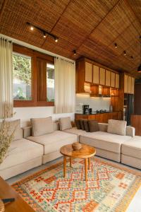 DIPU-Suites Elegant 2BR Architectural Villa Modern Luxury