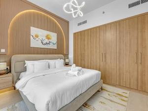 Stylish 1BR in Azizi BeachFront with Beach, Pool, Gym