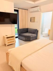 2BR and 1BR Spacious City Apartments with roof-top pool