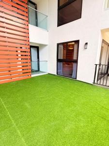 2BR and 1BR Spacious City Apartments with roof-top pool