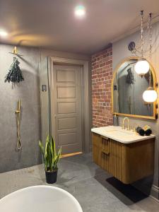 Sauna Suite on Princess - Full Basement Apartment with Private Entrance - Street Parking