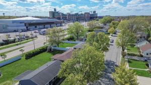 1 Block To Lambeau 3 BR Sleeps 6 Pet-Friendly