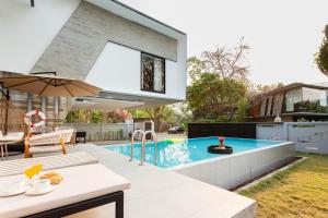 C2 Cosmic Central Pool Villa for 10, Daily Maid, Billiards, Near Nimman