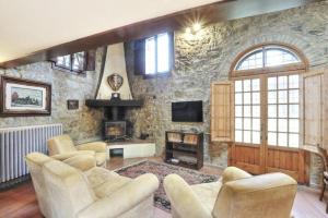 Spacious Villa with Private Pool & Garden near Chianti