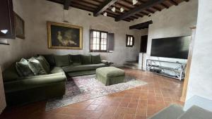Spacious Villa with Private Pool & Garden near Chianti