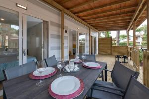 Cozy 2 bedroom Cabin sleeps 5 in Lido di Spina, Italy -Perfect Family Retreat