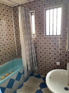 Habitación con baño compartido en casa familiar