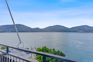 Old Bridge Waterfront View Apartment, Chalkida