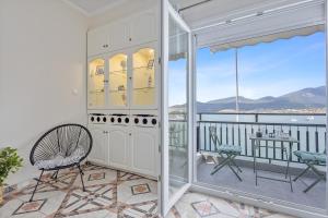 Old Bridge Waterfront View Apartment, Chalkida