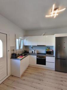 Villa petroula Cozy Modern Home & Private Garden