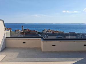 Spyro Apartment- Private rooftop terrace, jacuzzi & seaview