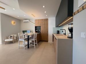 Ocean Sounds, La Roca, 2 bdr, pool, lift beach