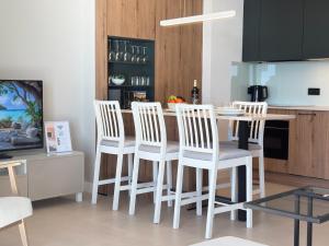 Ocean Sounds, La Roca, 2 bdr, pool, lift beach