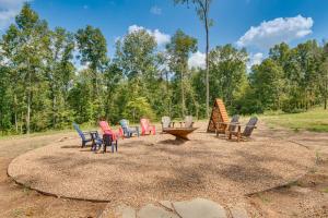 Hot Tub & 2 Fire Pits! Secluded Lyles Getaway